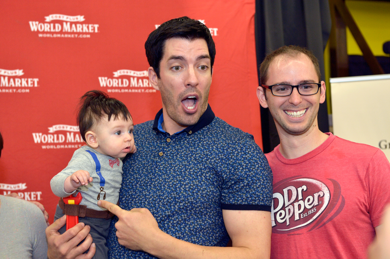 Illustration for article titled Photos of the Property Brothers Posing